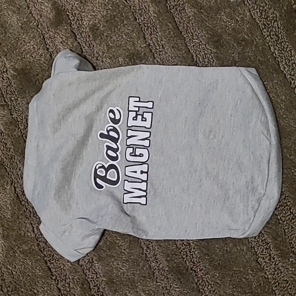 🐕NWOT Babe Magnet Shirt🐕